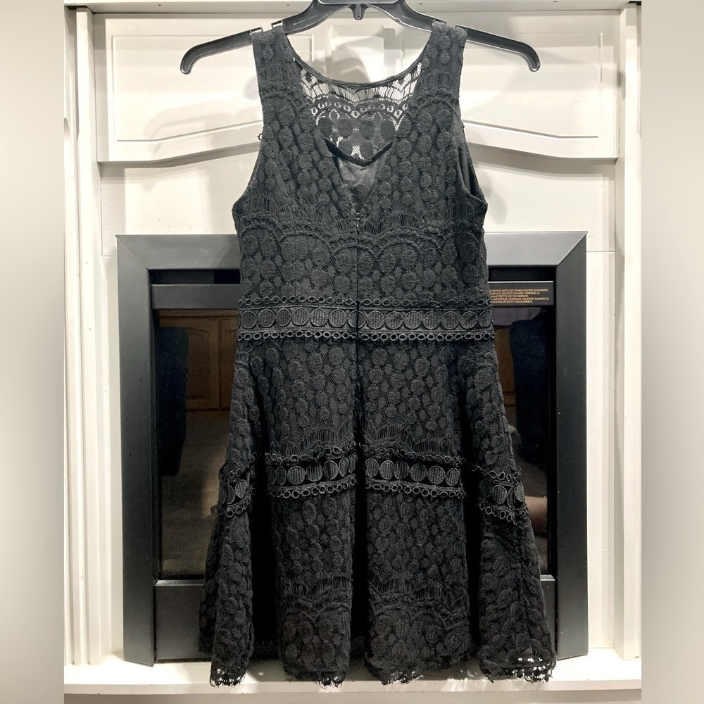 Adelyn Rae crocheted and lace cocktail dress, Medium. - Picture 2 of 12